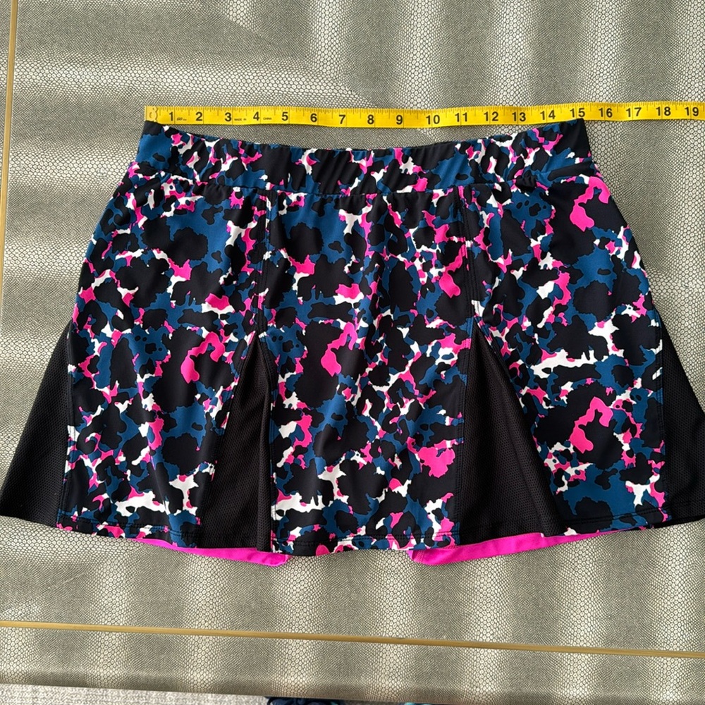 Tail tennis/pickleball/golf skort. Size L.